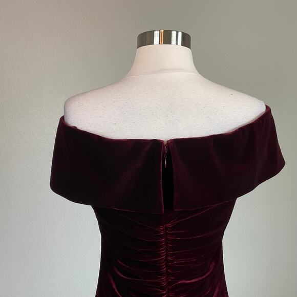 Red Velvet Off the Shoulder Cocktail Dress Size 8 Burgundy Ruched Sheath by AQUA - Picture 6 of 11